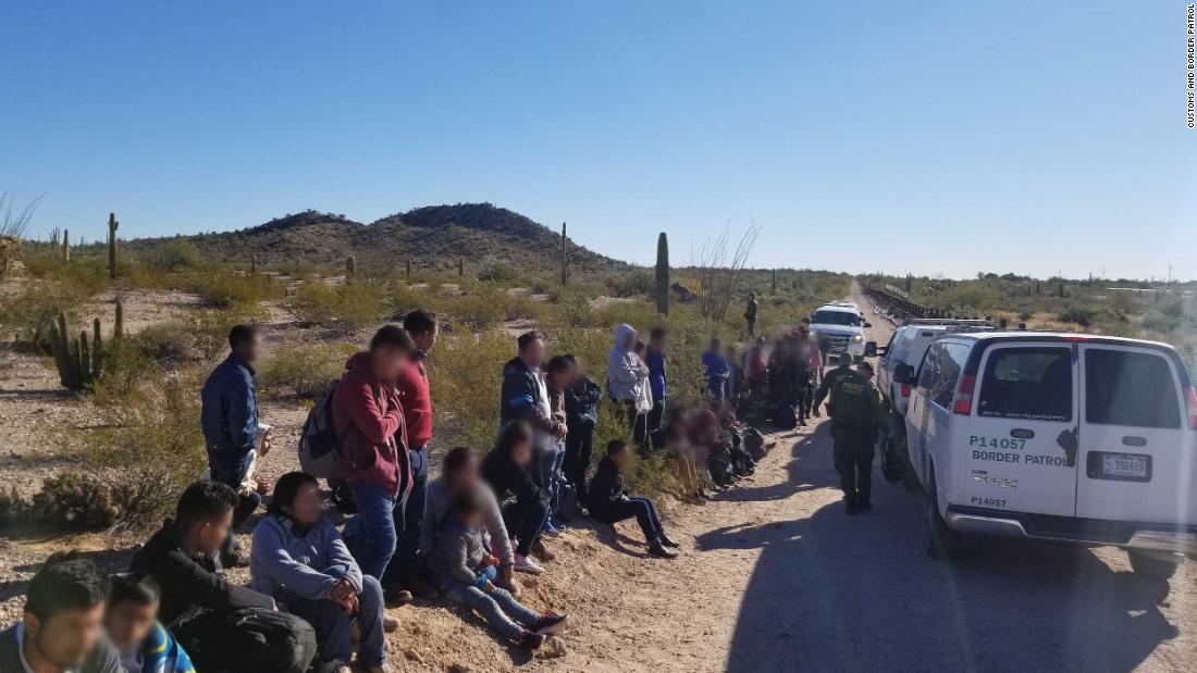 Hundreds Of Migrants Cross Arizona Border After Several Busloads Dropped Off In Mexico Cnn
