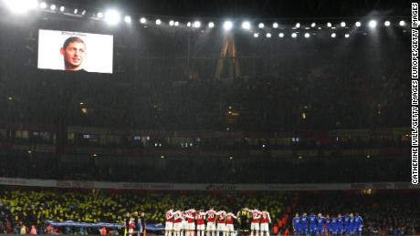 Players, fans and officals take part in a minute of silence in tribute to Emiliano Sala prior to the English Premier League match between Arsenal and Cardiff City.