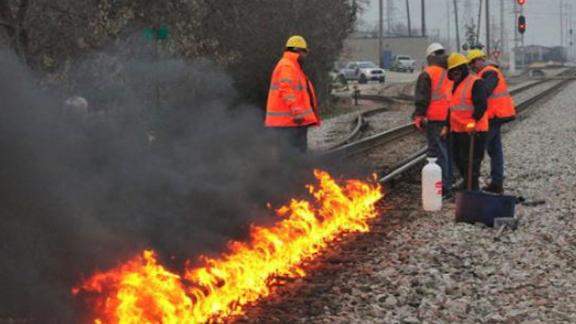 Chicago Sets Its Train Tracks On Fire When Its This Cold 
