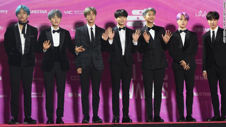 V, Suga, Jin, Jungkook, RM, Jimin and J-Hope at the 2019 Seoul Music Awards. 