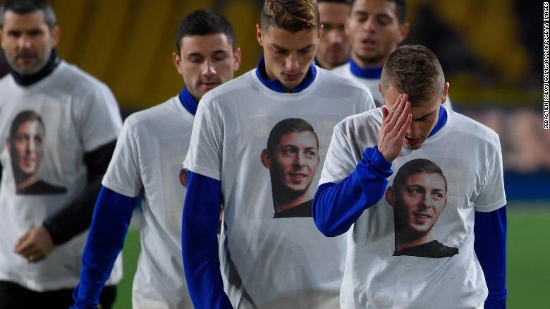 Nantes players wear T-shirts with Sala&#39;s picture on the front.