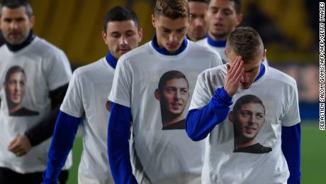Nantes players wear T-shirts with Sala&#39;s picture on the front.