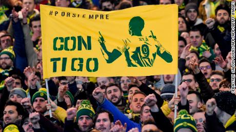 A banner saying &quot;con tigo&quot;, which translates as &quot;with you.&quot;