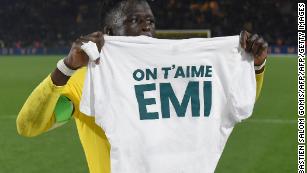 Torcedores do Nantes prestam homenagens a Emiliano Sala - Lance!