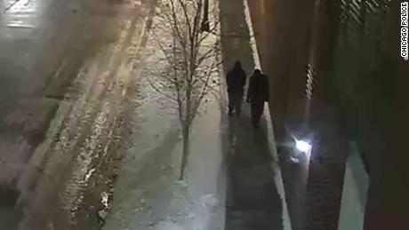 La policía de Chicago publicó esta imagen de vigilancia de dos individuos grabada cerca de la hora y el lugar del ataque a fines de enero de 2019. 