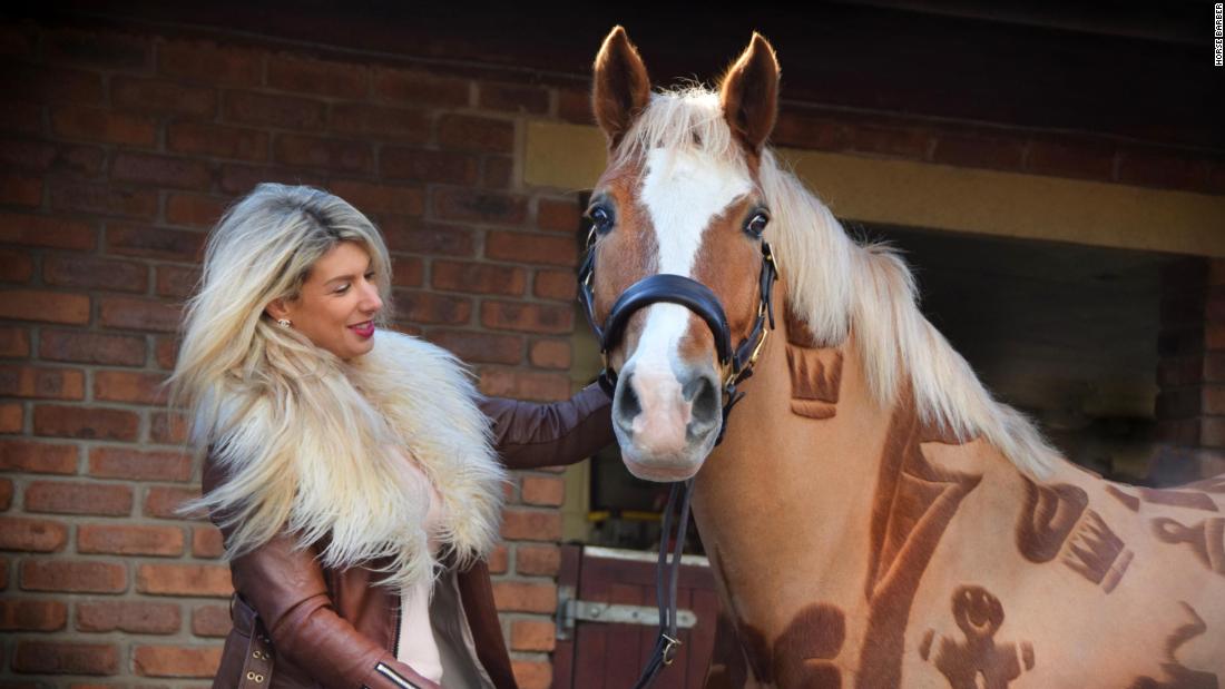 Melody Hames combines her two loves -- art and horses -- to create striking designs by clipping her equine subjects&#39; coats. 