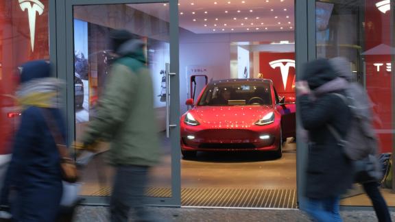 How The Tesla Model 3 Became The Best Selling Luxury Car In America Cnn