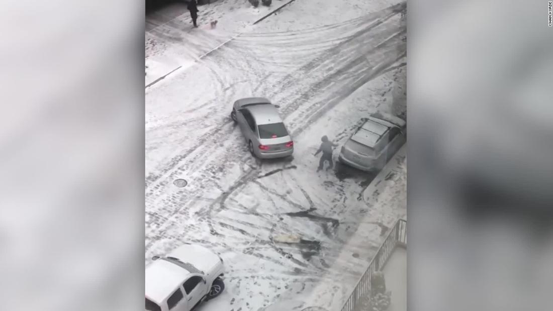 No es buena idea conducir bajo el hielo - CNN Video