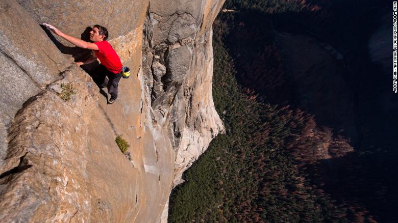 Alex Honnold, Yosemite Ulusal Parkı'ndaki El Capitan'a ipsiz tırmandı.