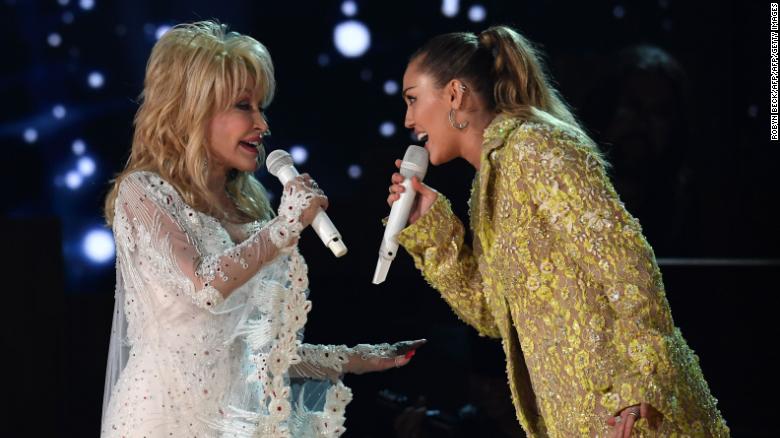Dolly Parton and Miley Cyrus perform osntage during the 61st Annual Grammy Awards on February 10, 2019, in Los Angeles. (Photo by Robyn Beck / AFP)