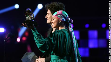 John Mayer and Alicia Keys show the Grammy they split