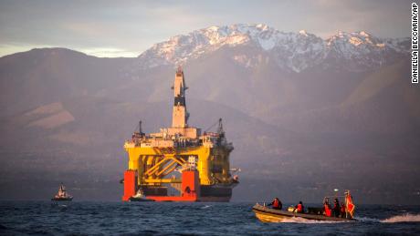 Climate groups threaten lawsuit to force Shell to ditch oil 