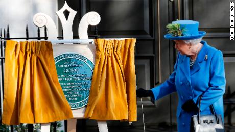 Queen unveils plaque with secret message at UK&#39;s codebreaking headquarters 