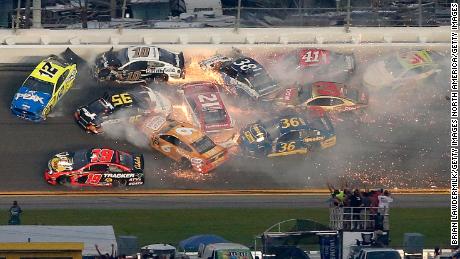 Daytona 500 Denny Hamlin Wins After Huge Crashes Cnn