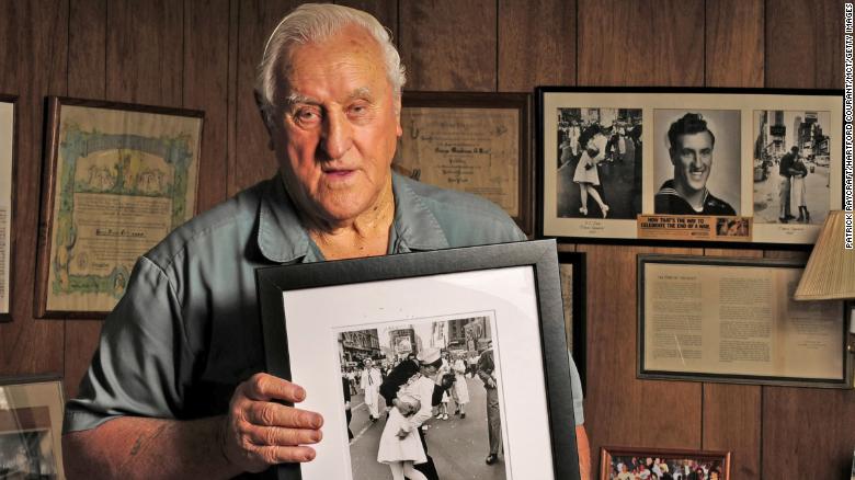 George Mendonsa, then 89, holds the iconic photograph at his Rhode Island home in 2012. 