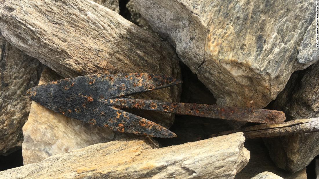 A very rare type of arrowhead was found in 2018, near melting ice on a reindeer-hunting site. It is 1,500 years old and was discovered with its wooden arrow shaft, which can also be seen in the picture. 