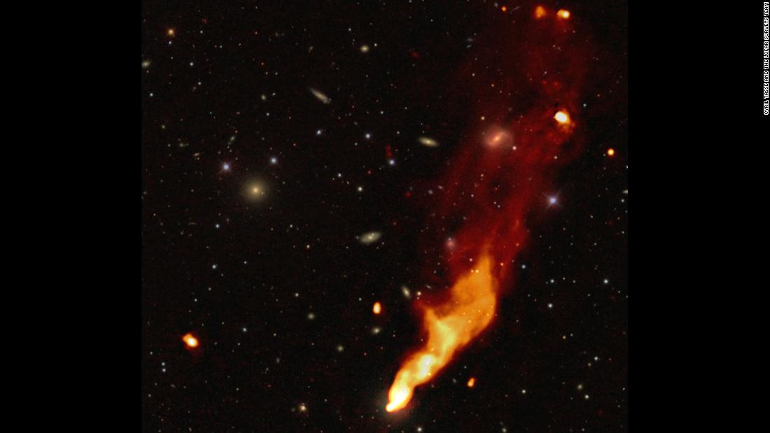 Many head-tail radio galaxies like this one were found in the LOFAR surveys. The radio galaxy falls through a cluster of galaxies and leaves a trail.