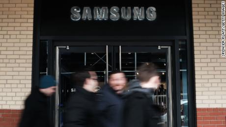 NEW YORK, NEW YORK - JANUARY 08: A Samsung storefront is seen in Manhattan on January 08, 2019 in New York City. As demand falls for its memory chips and smartphones, Samsung Electronics cut its guidance for fourth-quarter profits on Tuesday and said that it expects to see an operating profit of $9.7 billion, which is down nearly 29 percent from last year.  The world&#39;s biggest smartphone maker is experiencing some of the same issues as Apple as China experiences an economic slowdown that is partly impacted by the Trump-led trade war. (Photo by Spencer Platt/Getty Images)