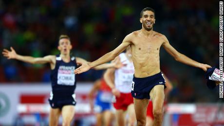 Mahiedine Mekhissi-Benabbad takes his vest off before the finish line.