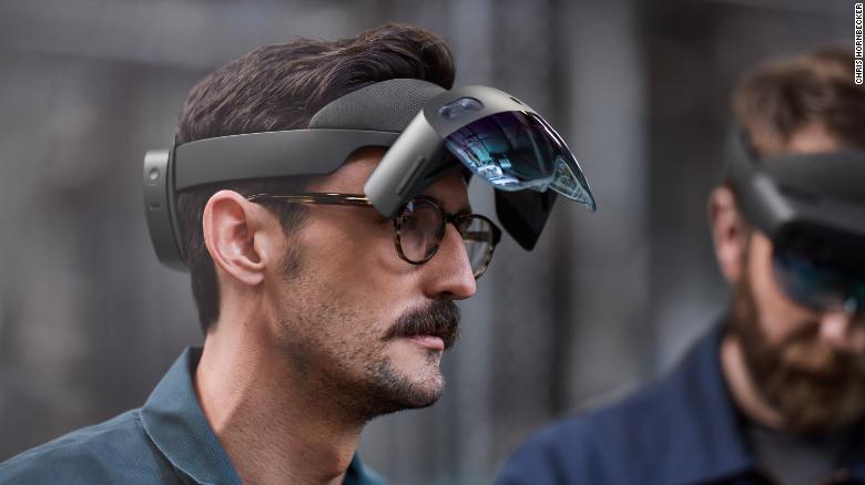 CNN tests Microsoft's new augmented reality headset HoloLens 2