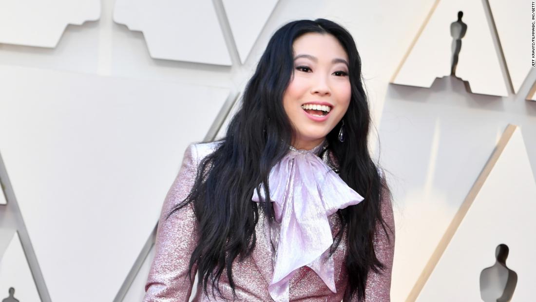 Oscar presenter Awkwafina had a bit a fun of at this year&#39;s awards ceremony, wearing a sparkly lavender pantsuit and pussy bow.