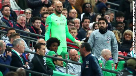 A confused Willy Caballero looks towards Sarri on the bench.