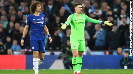 Kepa looks towards the bench as Sarri demands his goalkeeper to leave the pitch.