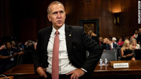 El senador Thom Tillis antes de una audiencia en el Congreso en una foto de archivo del 27 de septiembre de 2018.