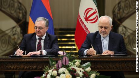 Iran&#39;s Foreign Minister Mohammad Javad Zarif, right, signs official documents with Armenian Minister of Foreign Affairs Zohrab Mnatsakanyan.