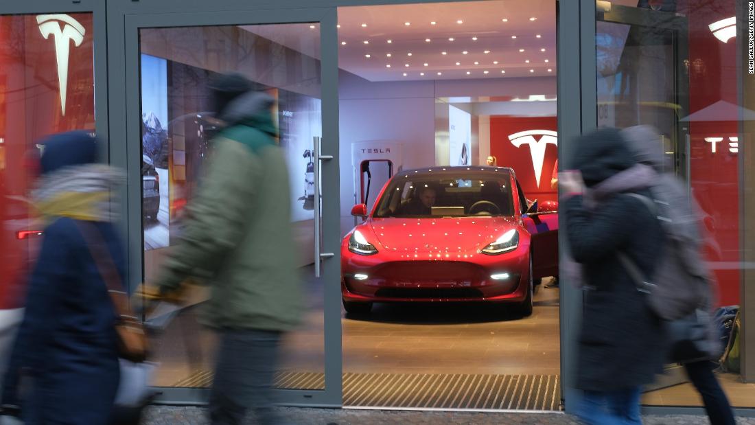 Tesla's stock drops sharply after a weak sales forecast