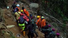 NORTH SULAWESI, INDONESIA - FEBRUARY 28 : An Indonesia SAR team evacuated victims from hole of traditional gold miners at Bakan Village on February 28, 2019 in Bolaang Mongondouw regency, North Sulawesi Province, Indonesia. As many as 33 gold miners were trapped in a mine pit due to a landslide on February 26, 2019 26 survivors and 7 miners was dead. Photo by Ronny Adolof Buol / Sijori Images (Photo credit should read Ronny Adolof Buol / Barcroft Media via Getty Images)