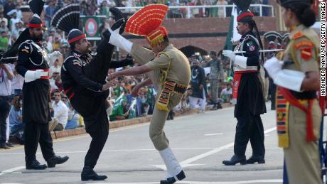 Pakistani rangers (L) and Indian security forces (R) perform the daily Beating Retreat ceremony at Wagah in August 2017. 