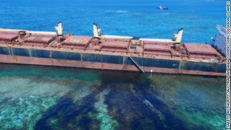 An oil leak in the Solomon Islands is threatening the world&#39;s largest raised coral atoll