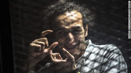 Mahmoud Abou Zeidは、2016年の裁判中に防音ガラスドックの中からジェスチャーをした。 
