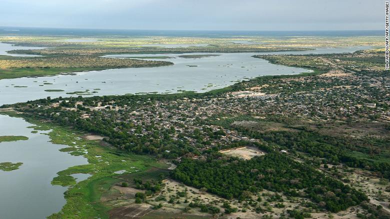 Esta foto aérea tirada em 16 de julho de 2016 mostra o lago Chade na região do Sahel na África.  O abastecimento de água do lago encolheu mais de 90% desde a década de 1960.