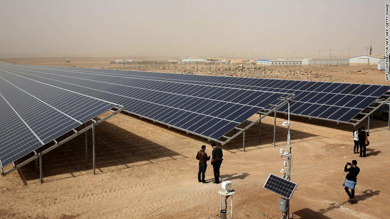 Uma visão geral mostra uma usina solar no campo de refugiados de Zaatari, na Jordânia, em 13 de novembro de 2017. 