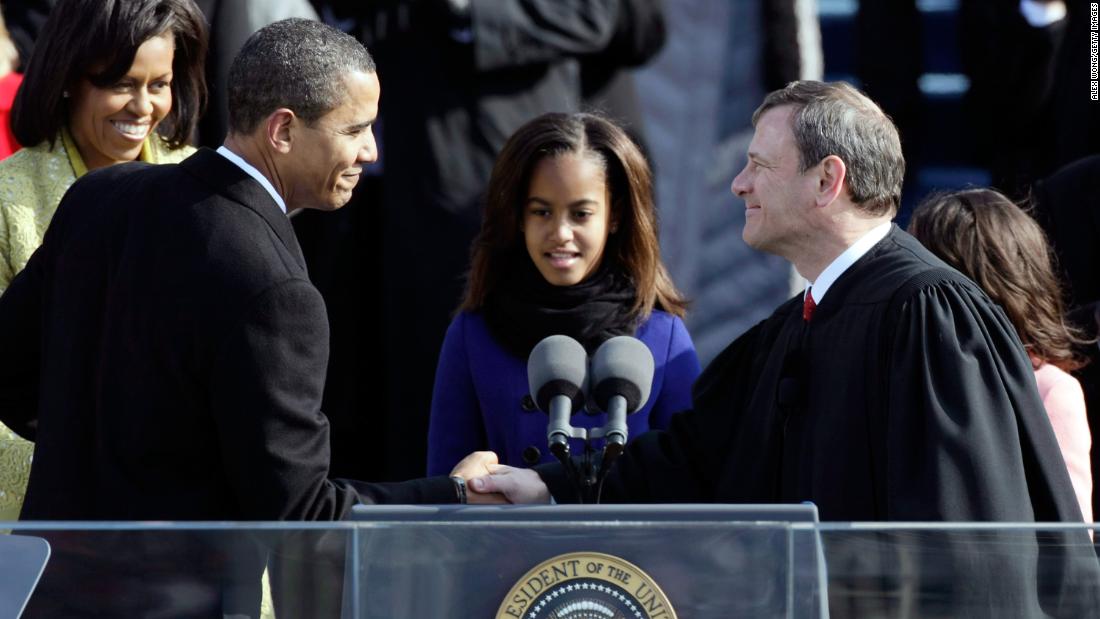 Roberts shakes hands with President Barack Obama at Obama&#39;s inauguration ceremony in 2009.