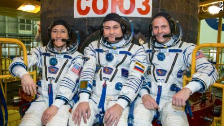 New crew launches to space station