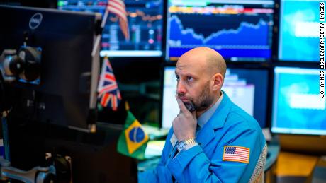 Dow falls 460 points as US recession indicator flashes red