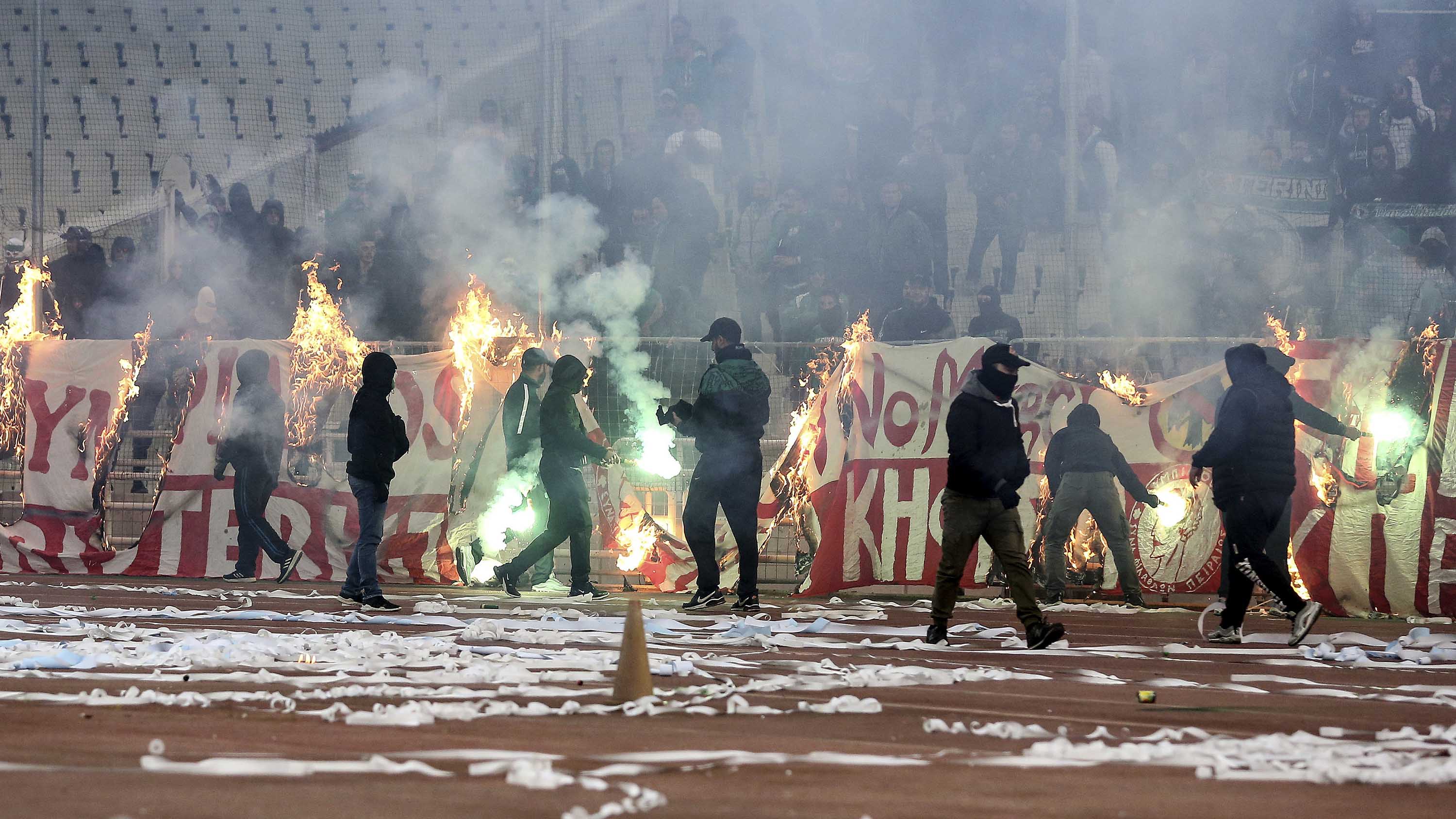 Panathinaikos vs Olympiakos Greek Super League clash abandoned due to fan  violence | CNN