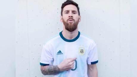 La argentina tiene camiseta nueva, ¿qué opinas? - CNN Video