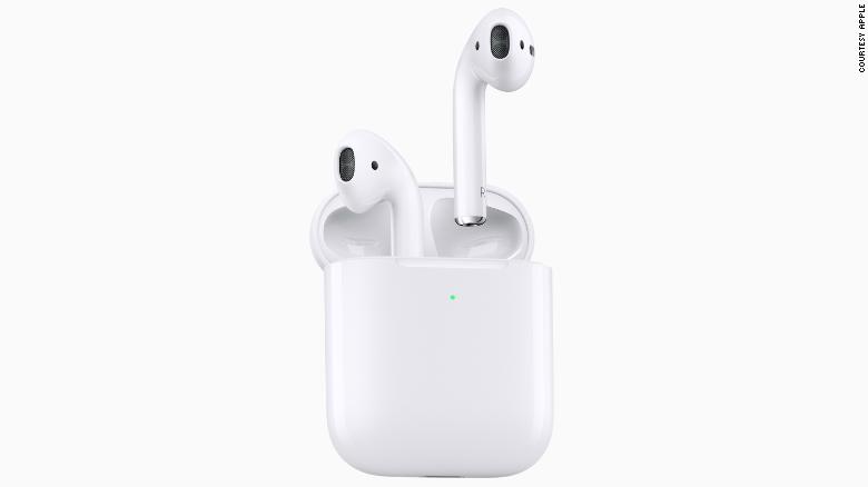 Apple anuncia 2, con estuche de carga inalámbrica, más duración batería y "Hey Siri" | CNN