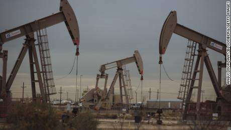 US oil prices hit $60 a barrel for the first time since November