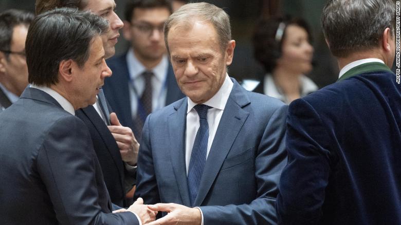 Donald Tusk, president of the European Union (EU), center, speaks with Giuseppe Conte, Italy&#39;s prime minister, left, at the start of round-table talks.