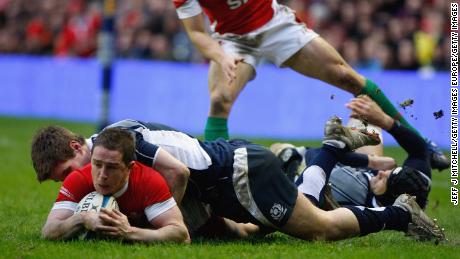 Williams scores against Scotland at the 2009 Six Nations