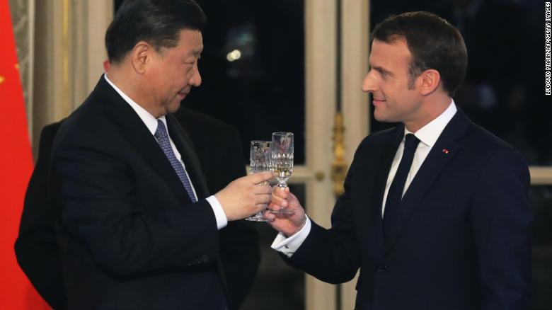 French President Emmanuel Macron, right, and Chinese President Xi Jinping at a state dinner at the Elysee Palace in Paris on Monday.