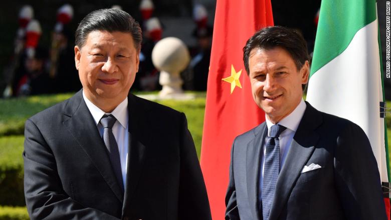 Italys Prime Minister Giuseppe Conte (right) and China&#39;s President Xi Jinping shake hands upon Xi Jinping&#39;s arrival for their meeting at Villa Madama in Rome on March 23, 2019 as part of a two-day visit to Italy.