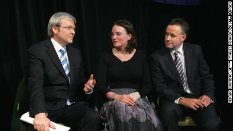 Cynthia Banham (center) alongside Former Australian Prime Minister Kevin Rudd (L) her doctor (R) in 2008.