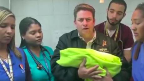 Rescatan Bebe Recien Nacido Y Abandonado En Una Calle De Chacao Venezuela Cnn Video