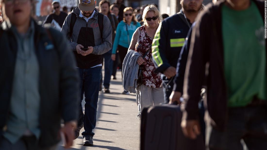 Organización Ayuda A Migrantes Atrapados Entre Dos Muros Fronterizos En ...